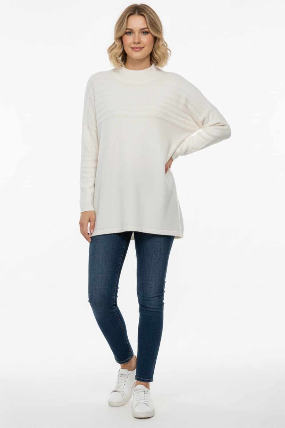 Camisola de malha branca com pormenores de riscas fofas