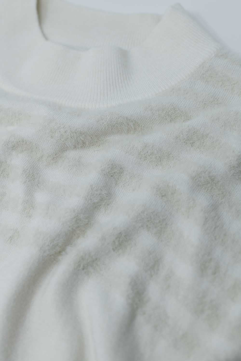 Camisola de malha branca com pormenores de riscas fofas
