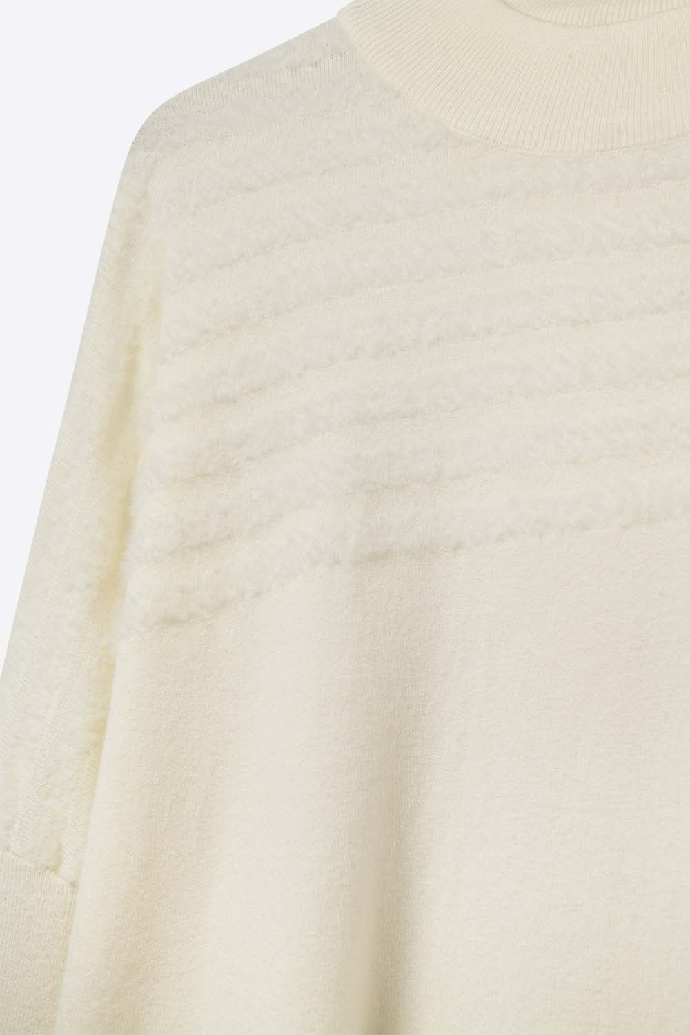 Camisola de malha bege com pormenores de riscas felpudas