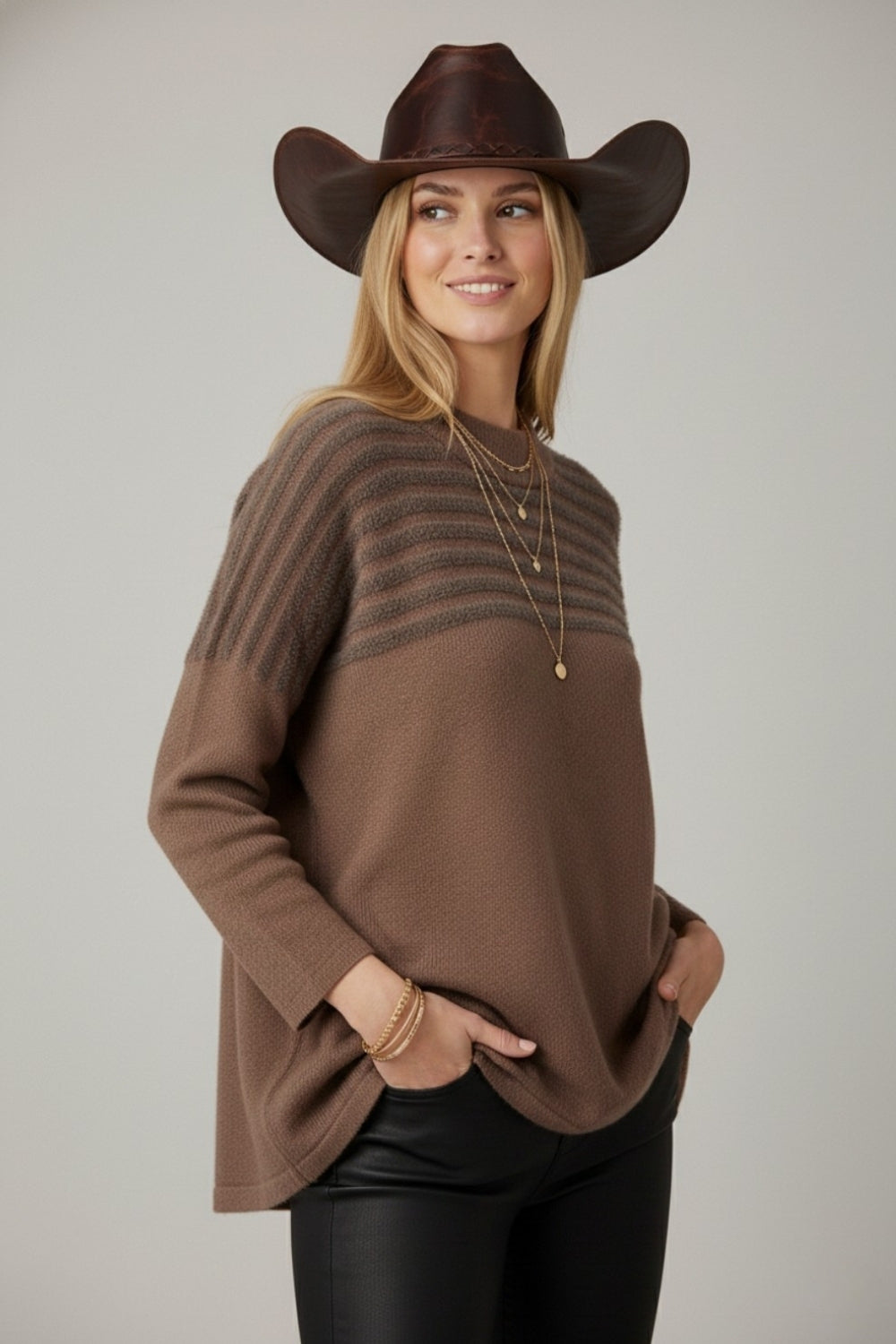 Camisola de malha castanha com pormenores de riscas felpudas