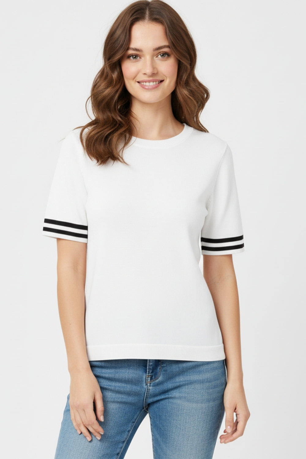 suéter de caimento relaxado em branco com detalhe de contraste preto