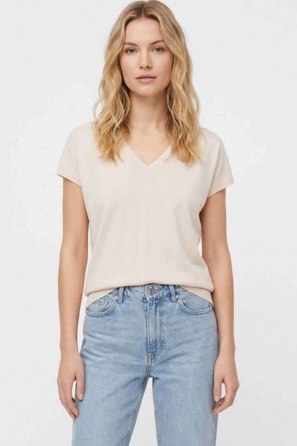 Camisola Beige de malha leve com gola em V e mangas curtas
