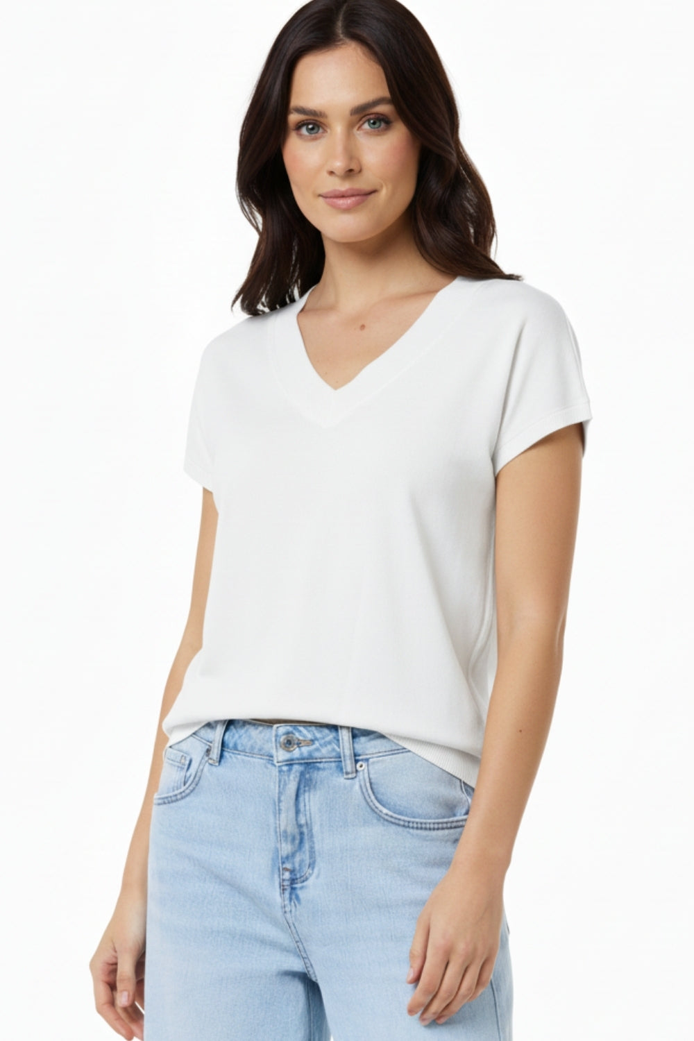 Camisola branca de malha leve com gola em V e mangas curtas