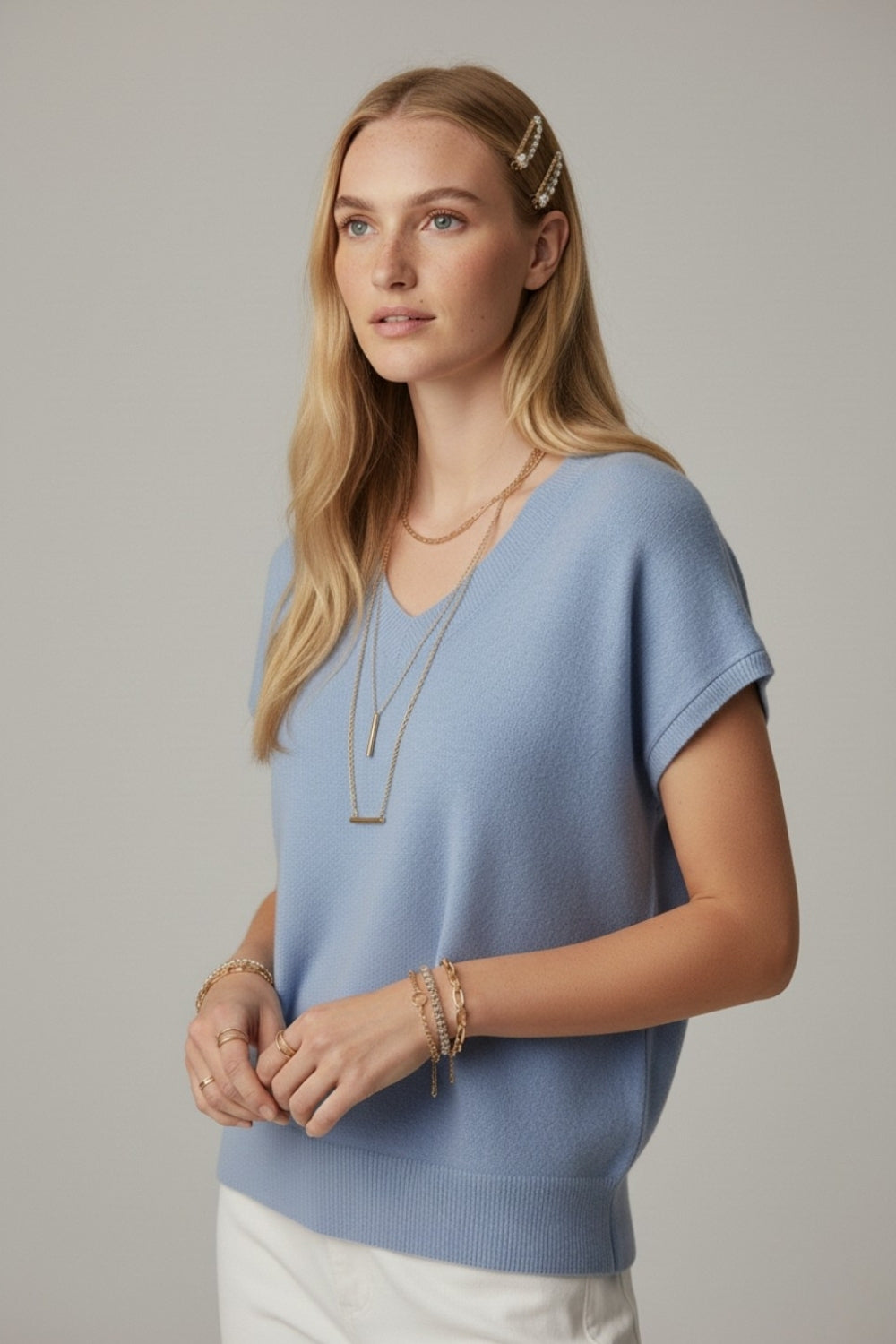 camisola azul de malha leve com gola em V e mangas curtas