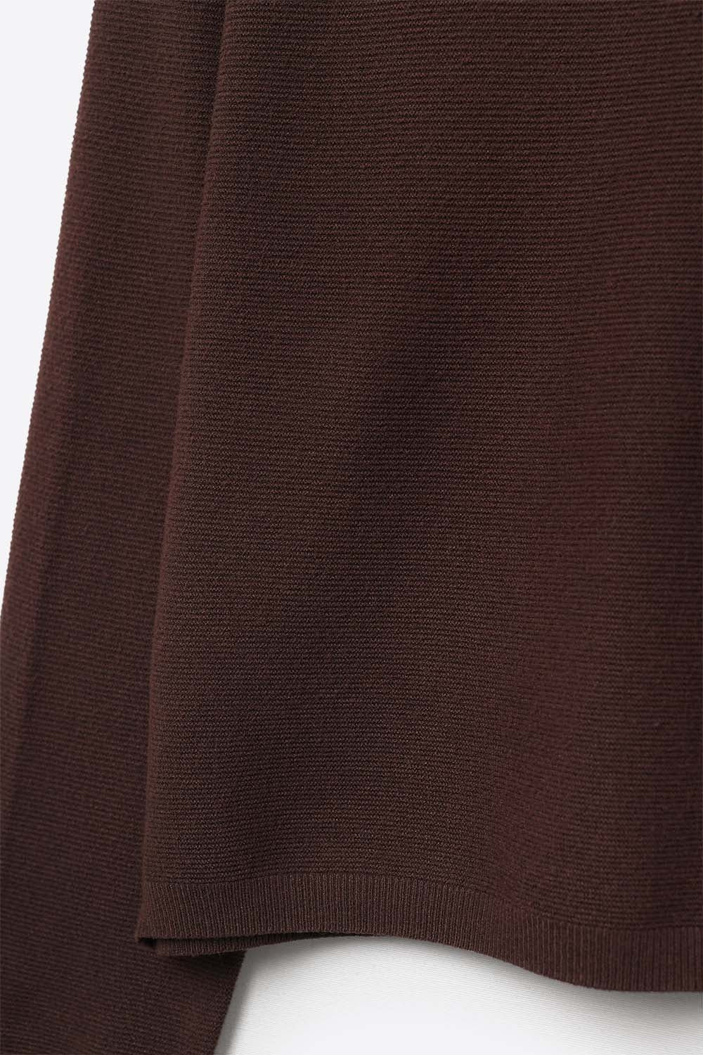 Camisola castanha de malha fina com decote em V e textura linear subtil