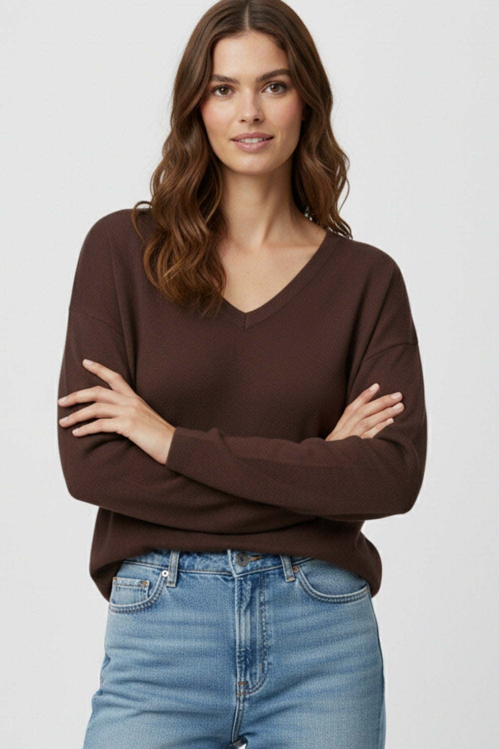 Camisola castanha de malha fina com decote em V e textura linear subtil