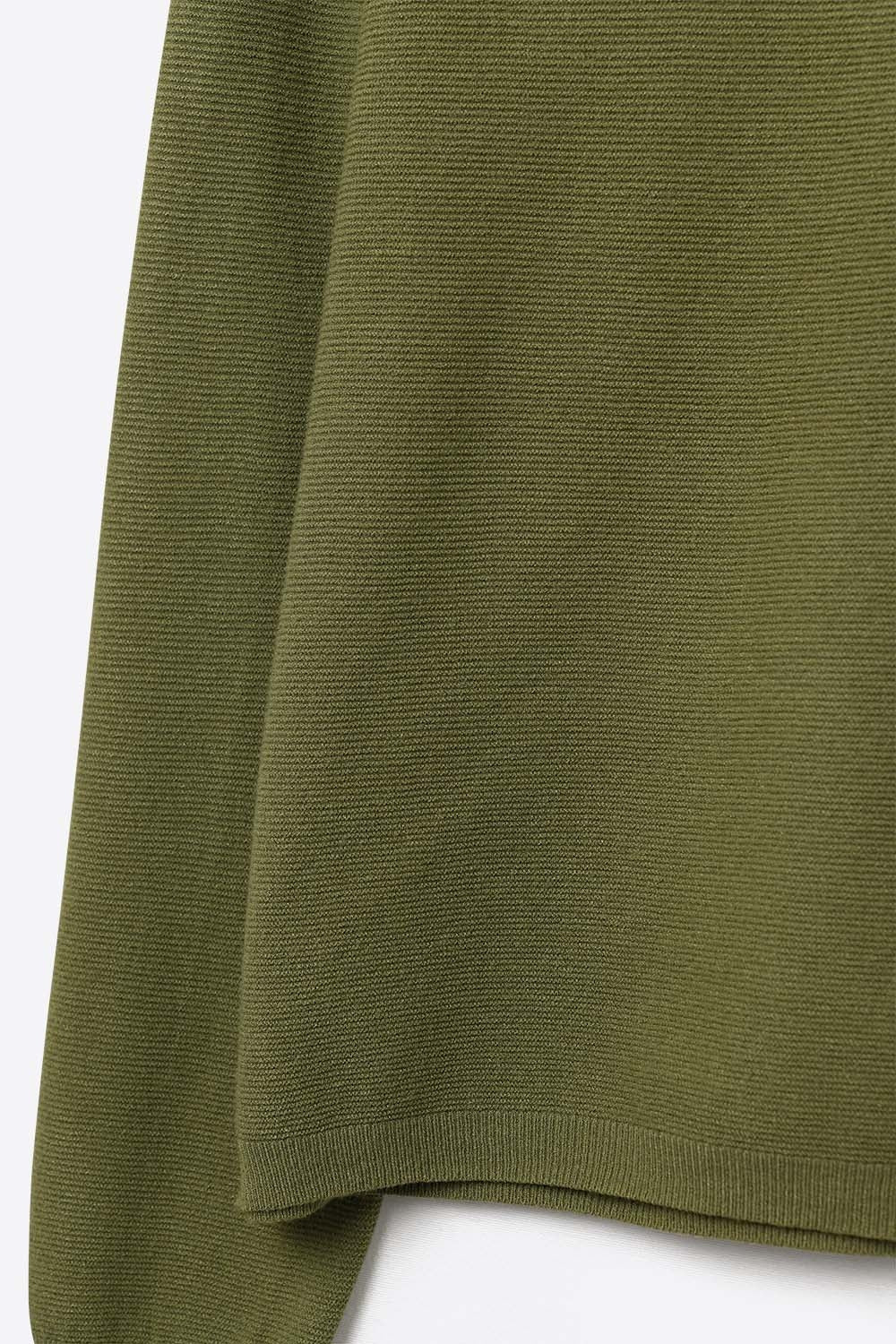 Camisola caqui de malha fina com decote em V e textura linear subtil