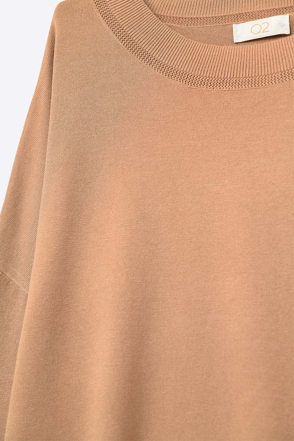 Camisola de malha camel com pormenor de gola em rede