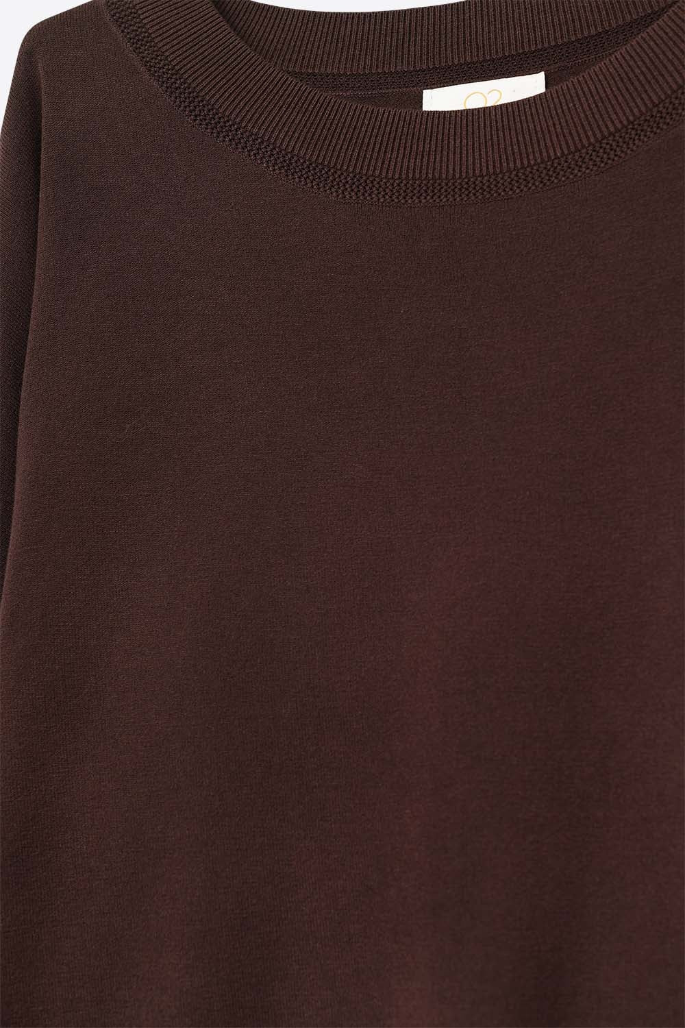 Camisola de malha castanha com pormenor de gola em rede