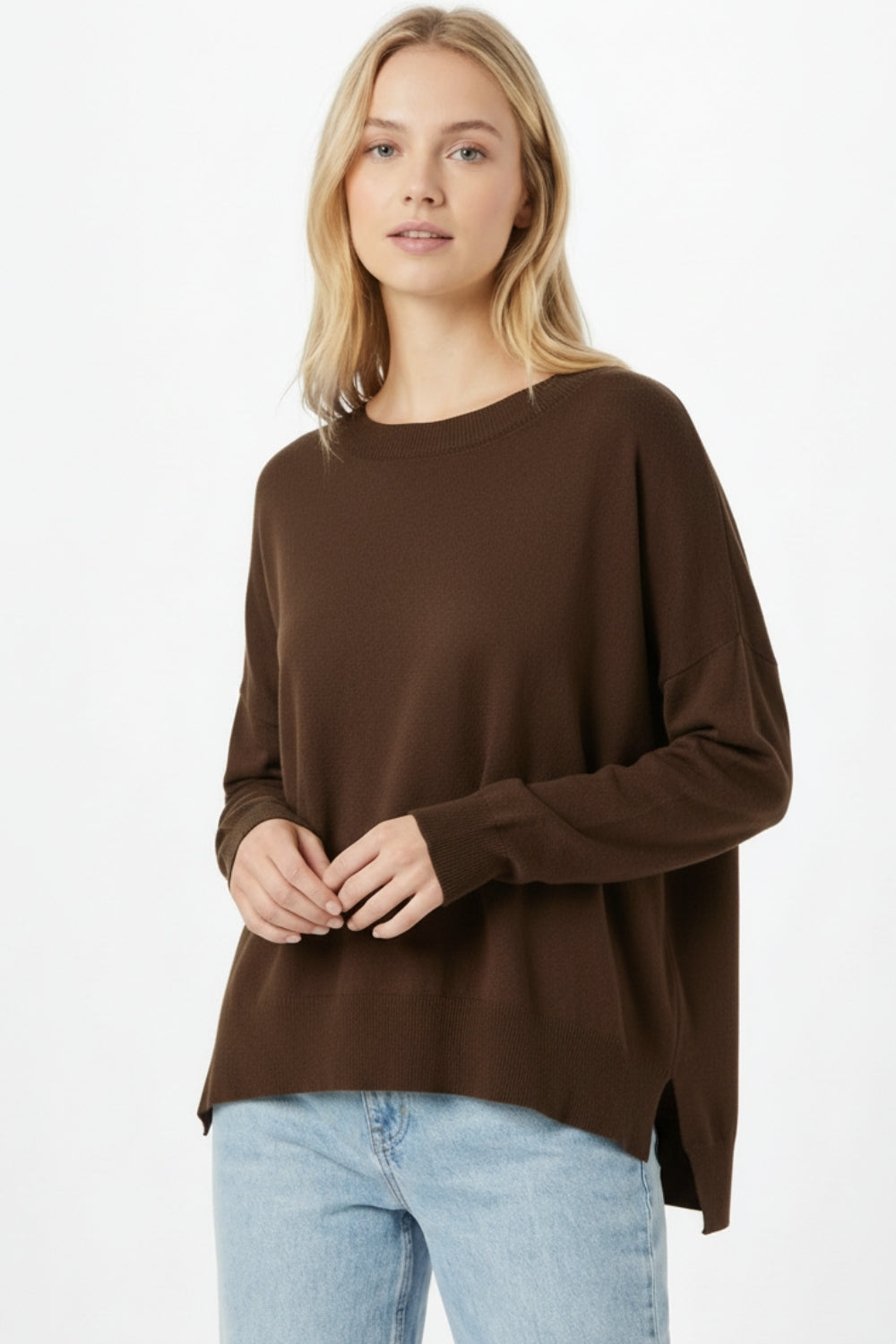 Camisola de malha castanha com pormenor de gola em rede