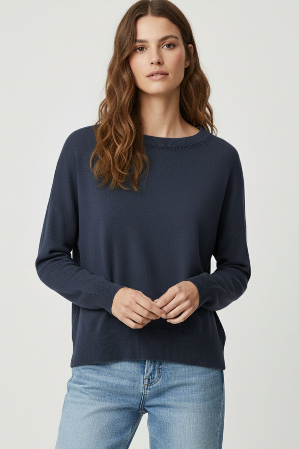 Camisola de malha azul-marinho com pormenor de gola em rede