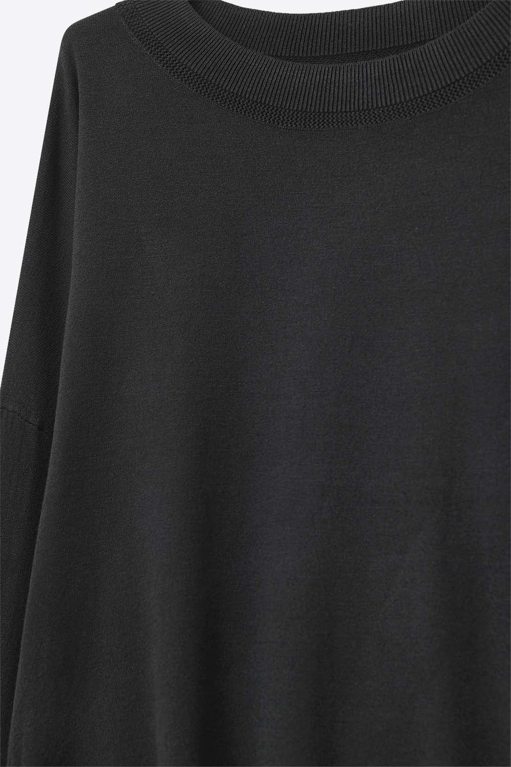 Camisola de malha preta com pormenor de gola em rede