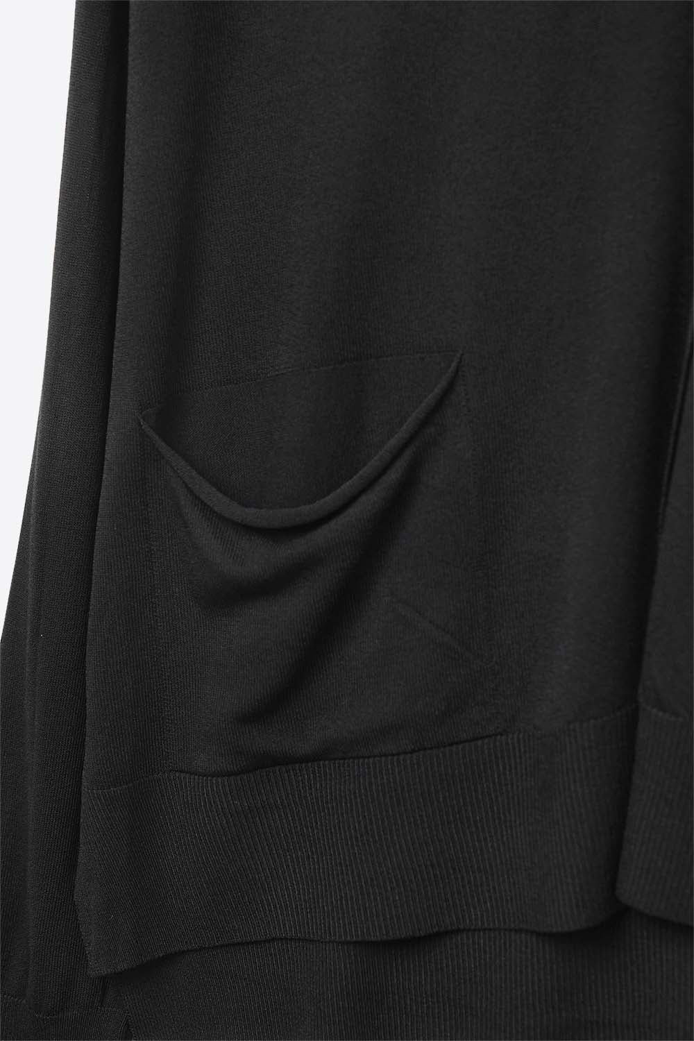 Casaco de malha fina com bolsos à frente em preto