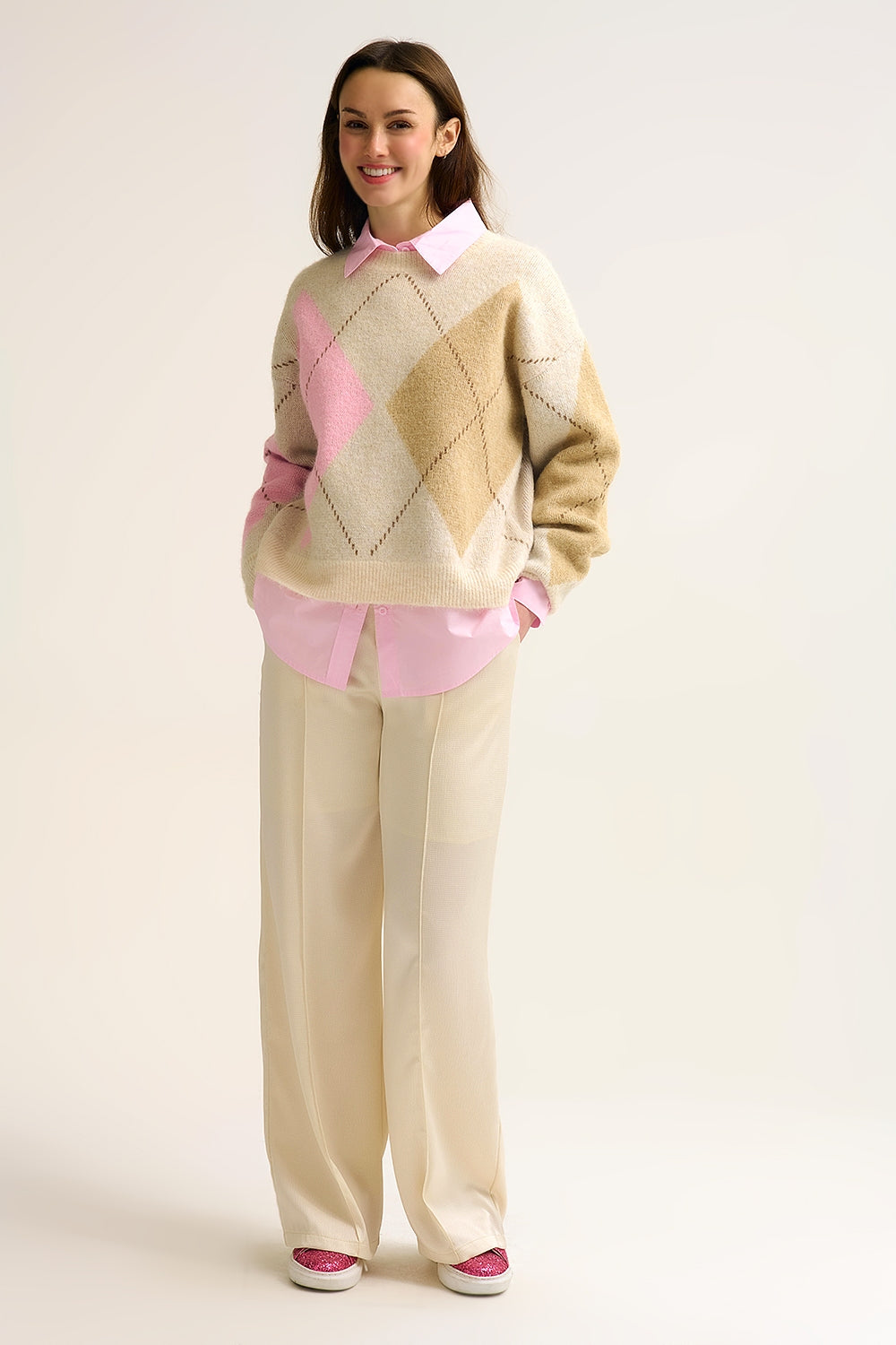 Camisola de malha losangos creme com blocos de cores contrastantes rosa e camel