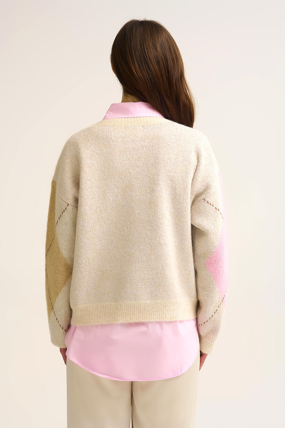 Camisola de malha losangos creme com blocos de cores contrastantes rosa e camel