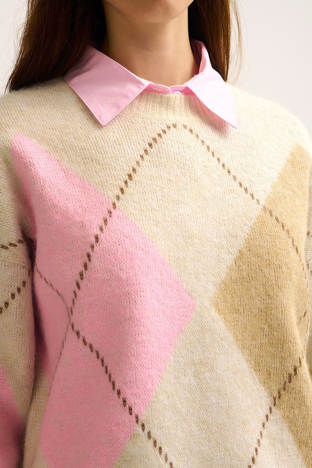 Camisola de malha losangos creme com blocos de cores contrastantes rosa e camel