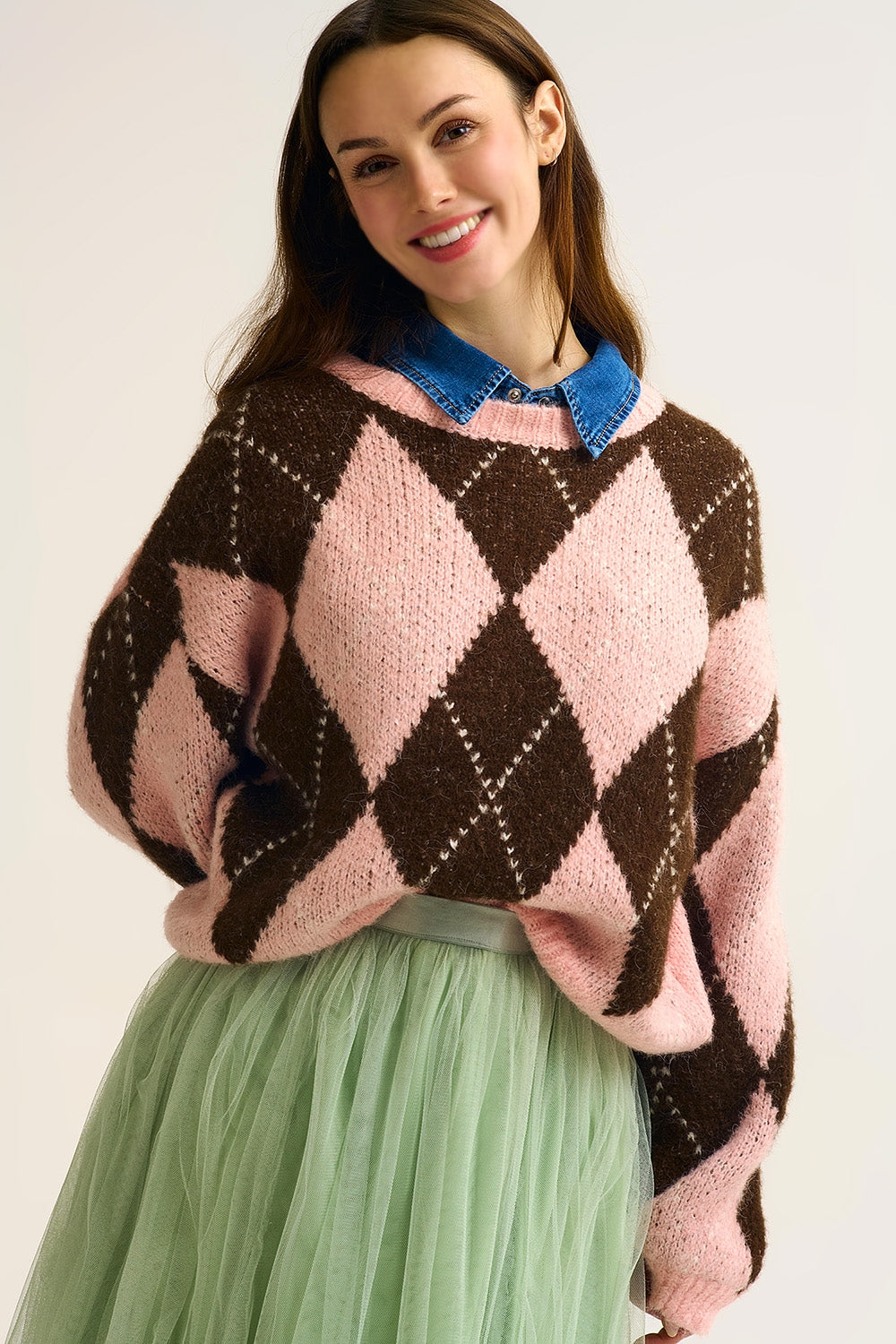 Camisola de malha losangos rosa e castanha com mangas volumosas