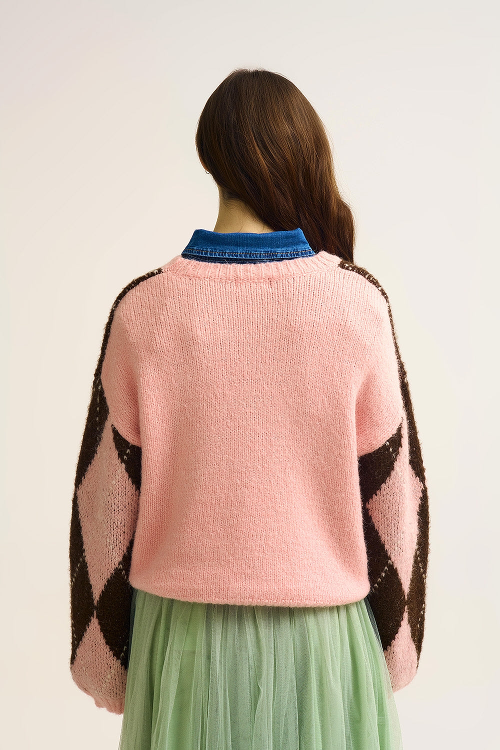 Camisola de malha losangos rosa e castanha com mangas volumosas