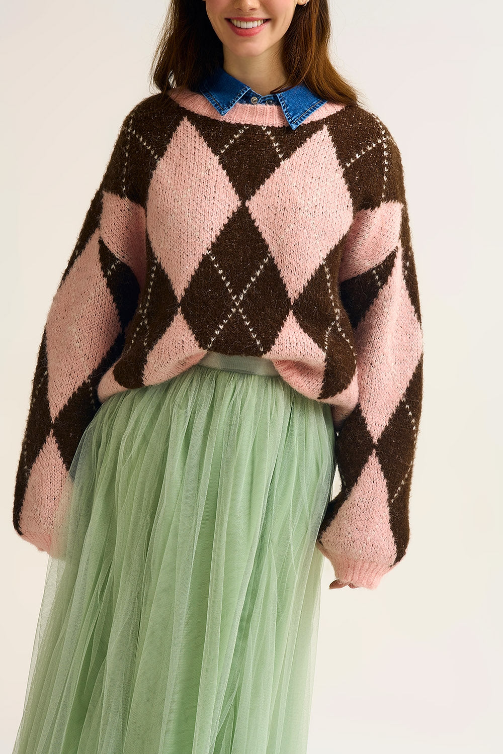 Camisola de malha losangos rosa e castanha com mangas volumosas