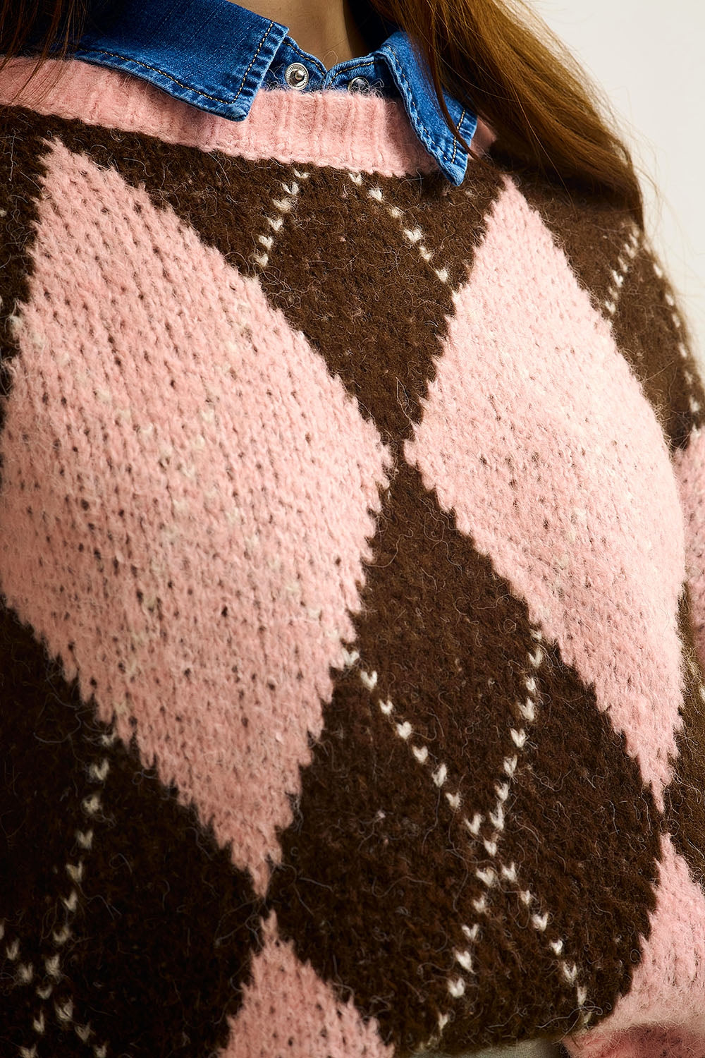 Camisola de malha losangos rosa e castanha com mangas volumosas