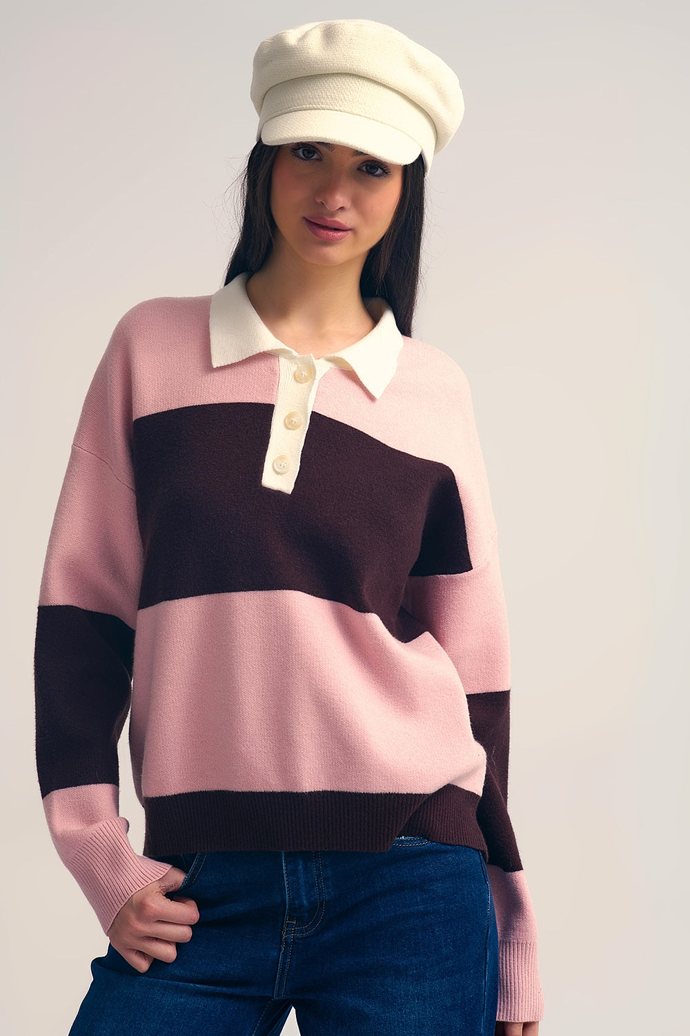 Camisola pólo de malha rosa com riscas castanhas
