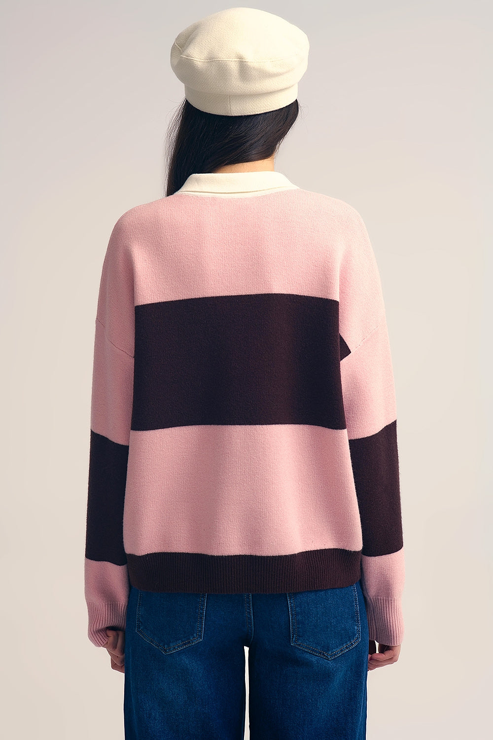 Camisola pólo de malha rosa com riscas castanhas