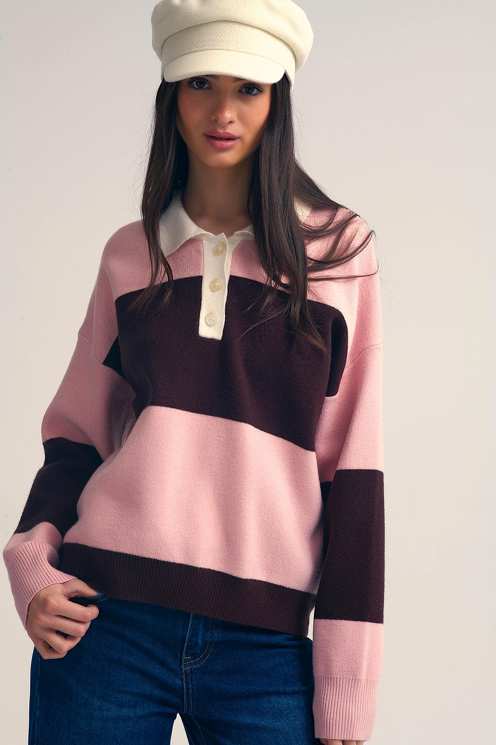 Camisola pólo de malha rosa com riscas castanhas