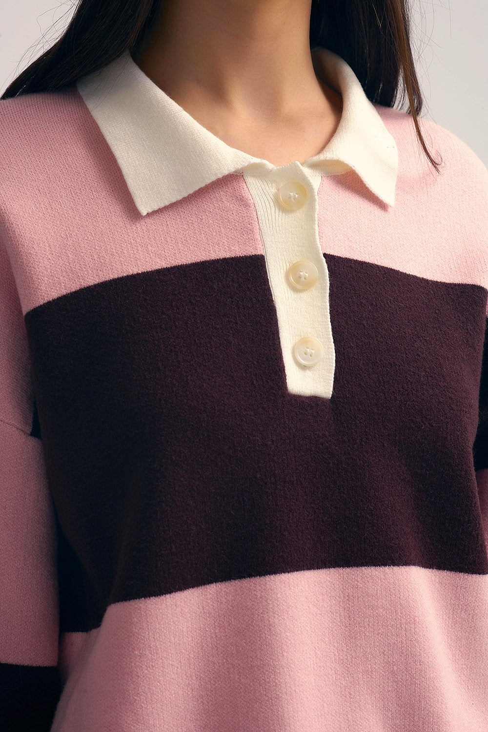 Camisola pólo de malha rosa com riscas castanhas