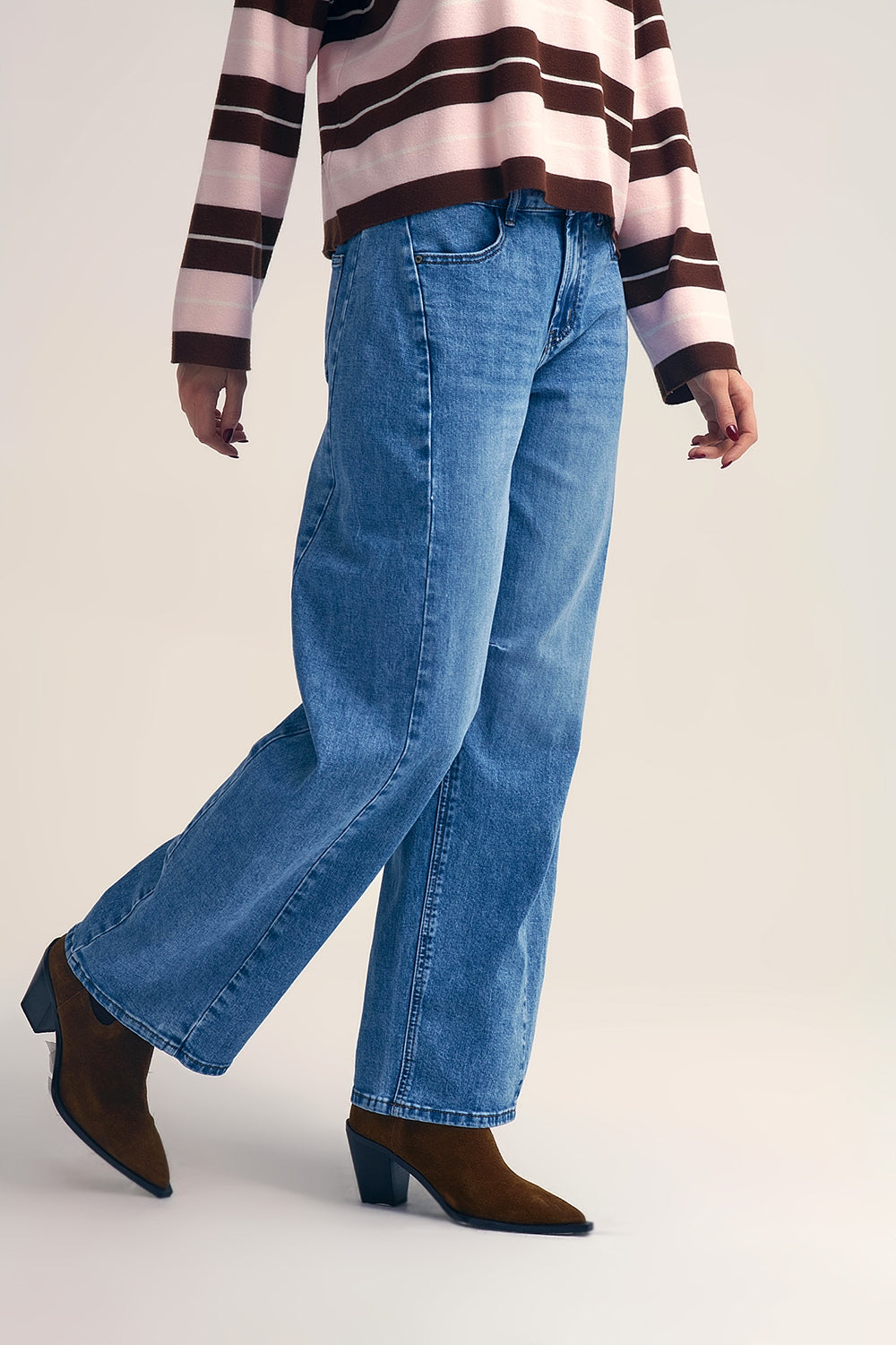Calça de ganga direita estilo barrel com detalhe de costura no joelho