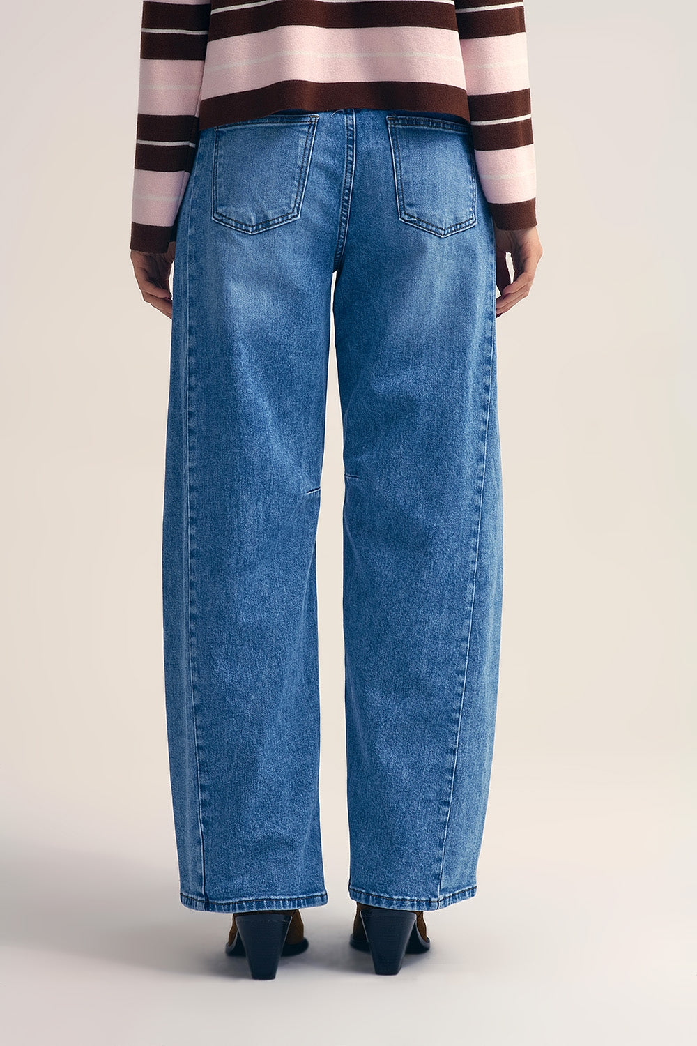 Calça de ganga direita estilo barrel com detalhe de costura no joelho