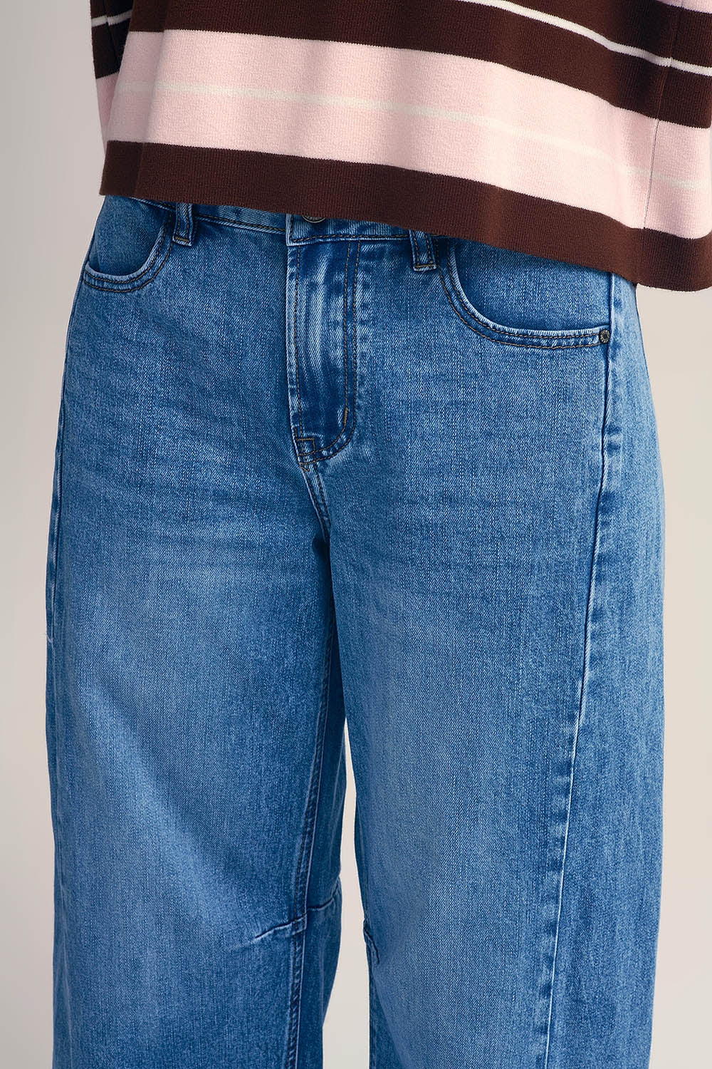 Calça de ganga direita estilo barrel com detalhe de costura no joelho