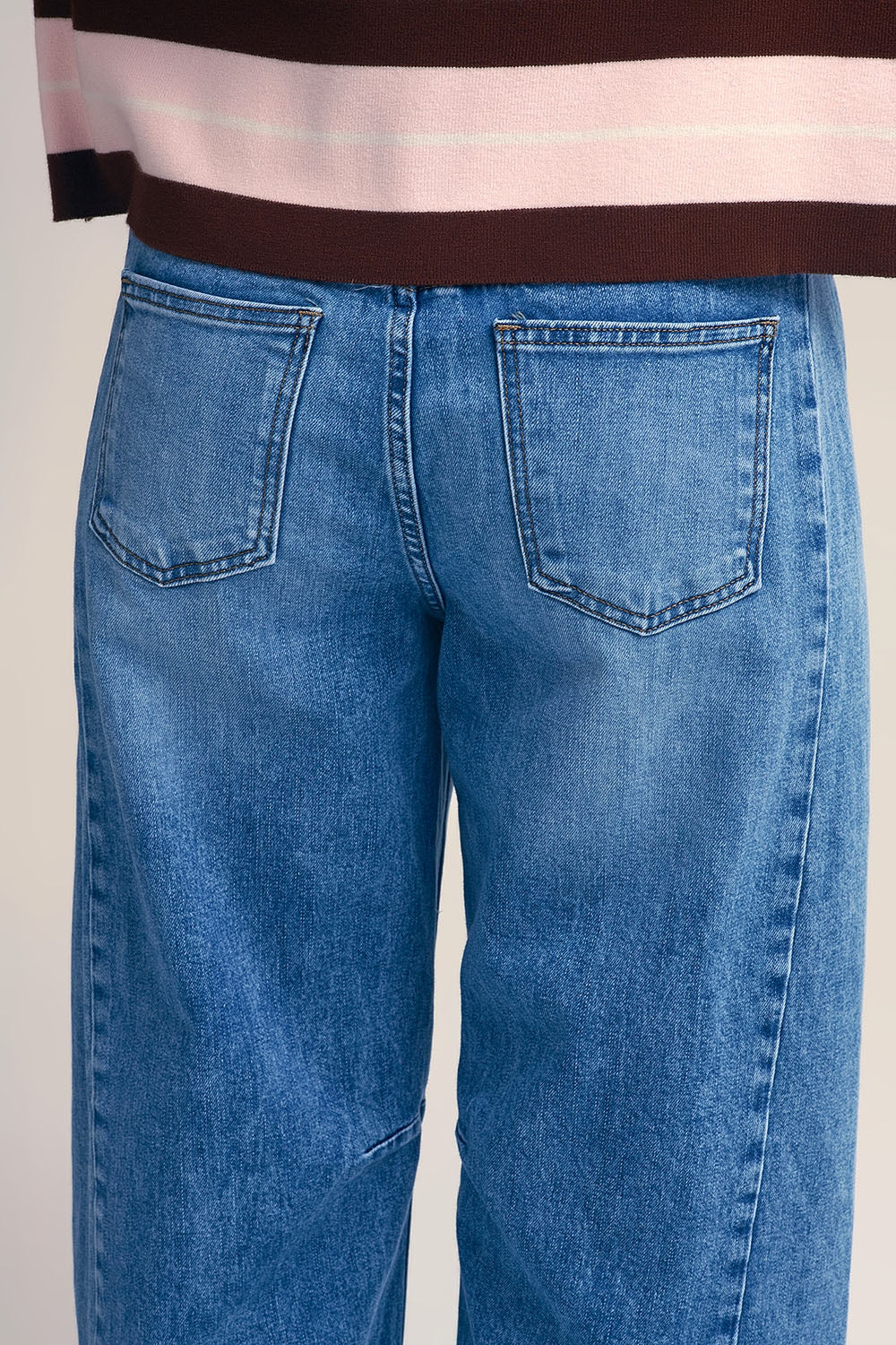 Calça de ganga direita estilo barrel com detalhe de costura no joelho