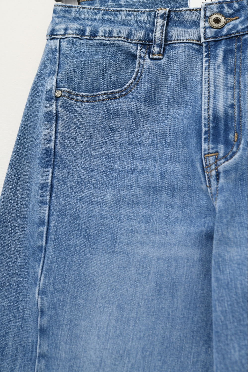 Calça de ganga direita estilo barrel com detalhe de costura no joelho