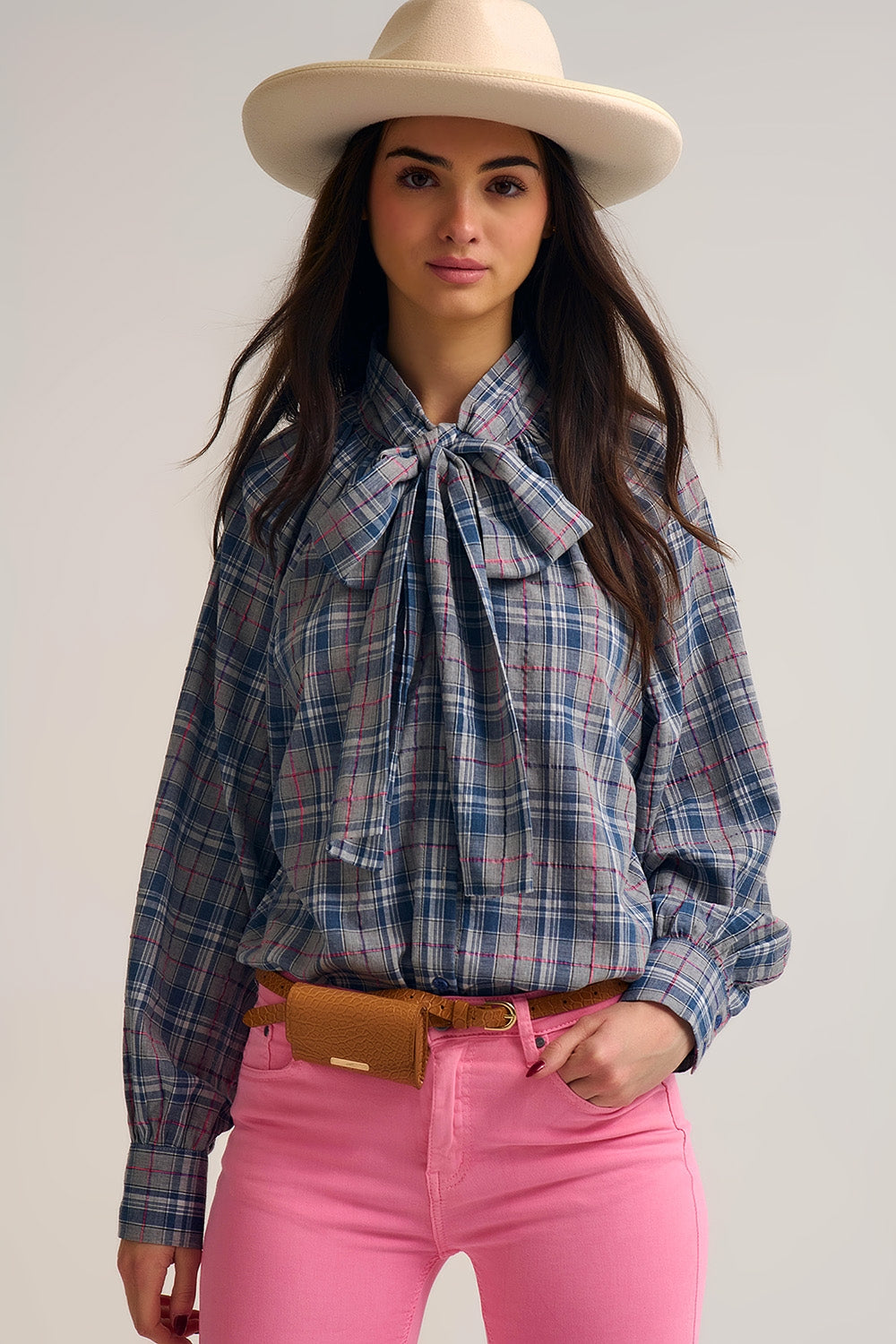 Blusa azul com estampado xadrez e pormenor de laço no pescoço