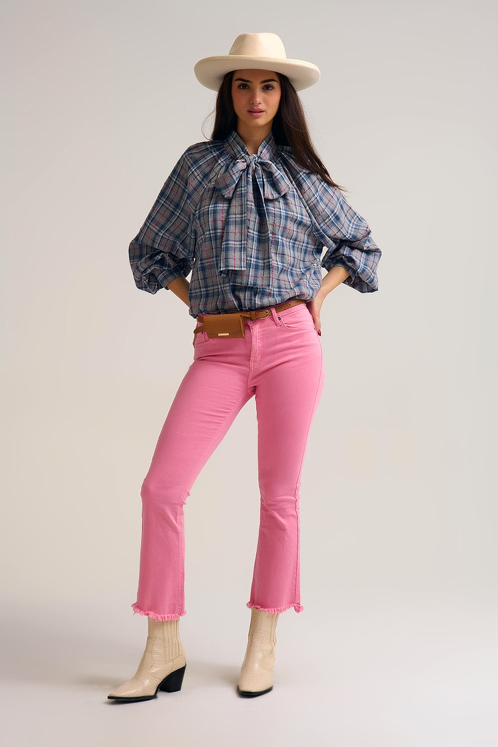 Blusa azul com estampado xadrez e pormenor de laço no pescoço