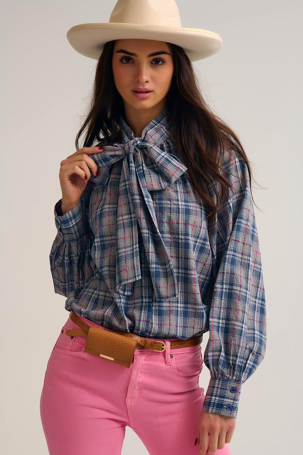 Blusa azul com estampado xadrez e pormenor de laço no pescoço