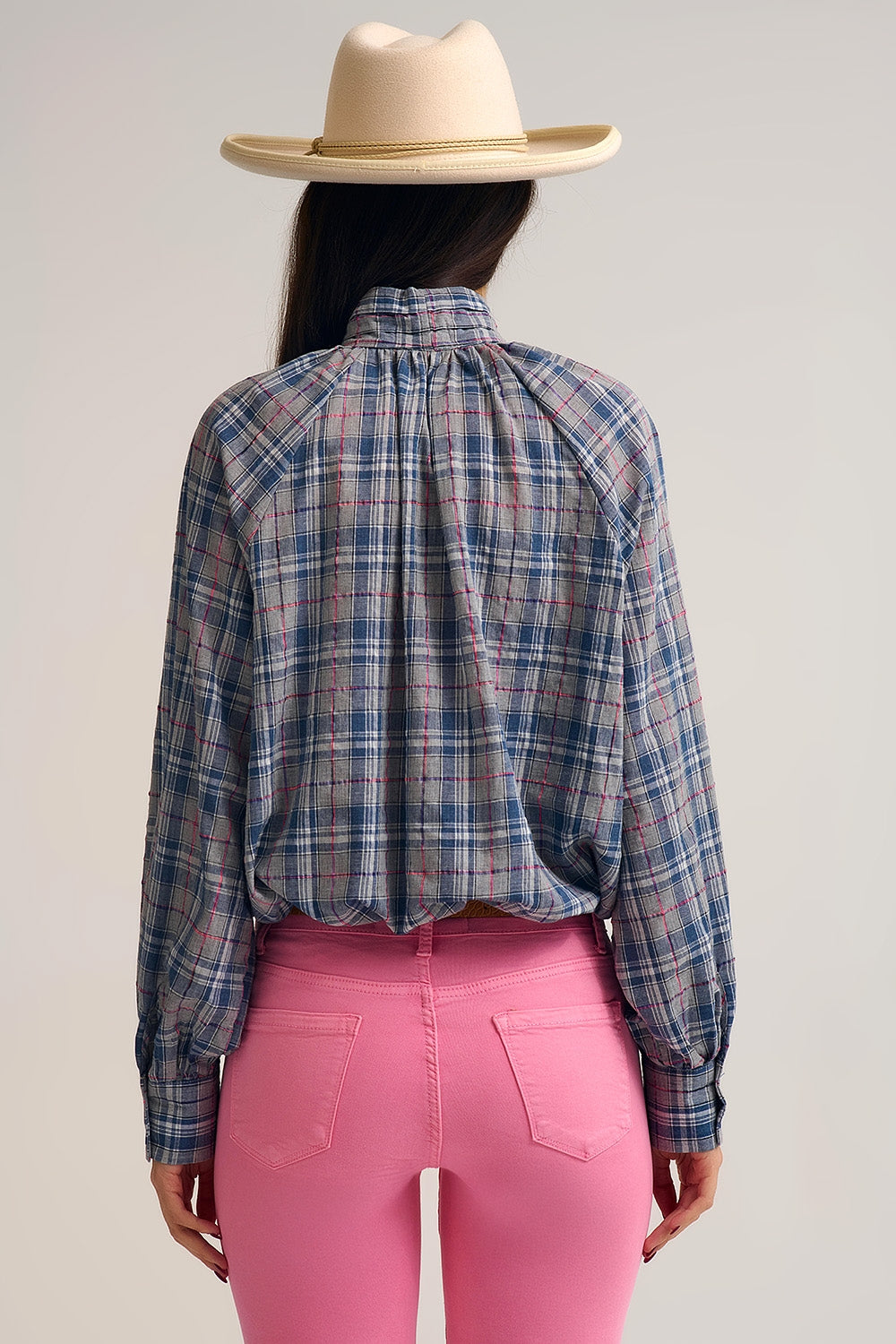 Blusa azul com estampado xadrez e pormenor de laço no pescoço