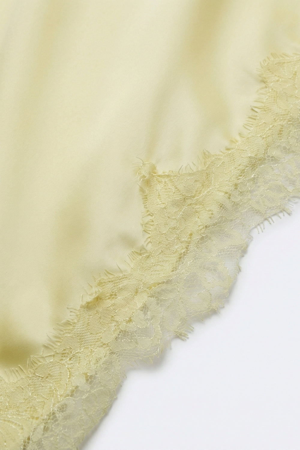 Saia em lenço de cetim amarelo-manteiga com rebordo de renda