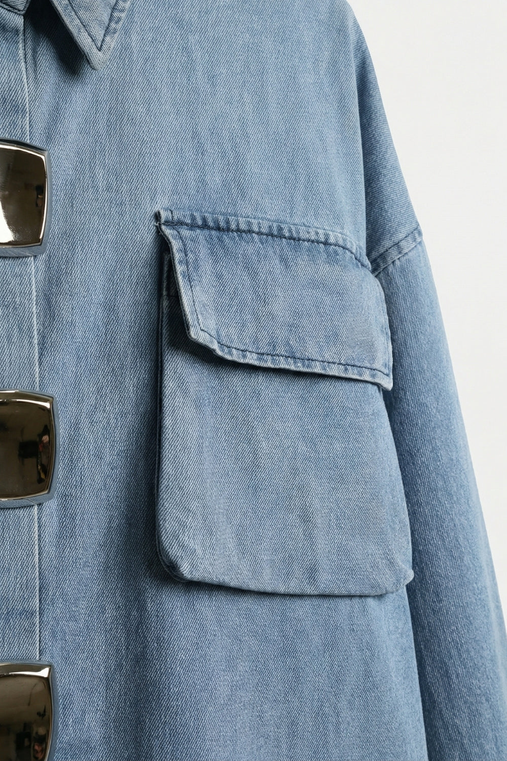 Camisa de Manga Curta em Jeans de Lavagem Clara com Grandes Botões Prateados