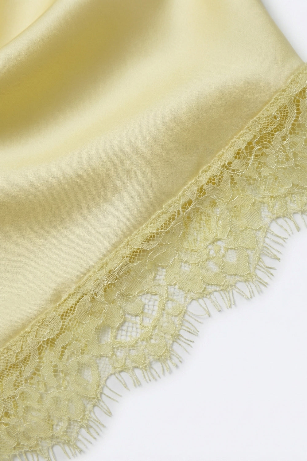 Top de cetim amarelo sem mangas com rebordo em renda