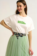 T-shirt branca Matcha Moments bordada em verde