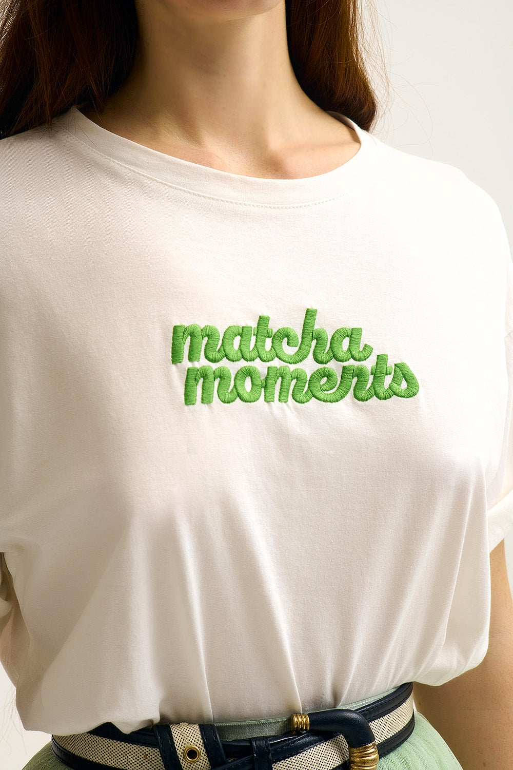 T-shirt branca Matcha Moments bordada em verde