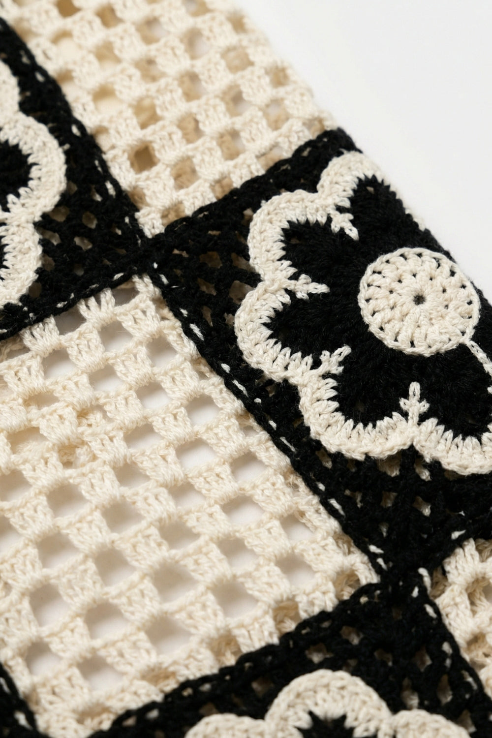 Calças de Pernas Largas em Patchwork de Crochê Preto e Creme com Motivo Floral