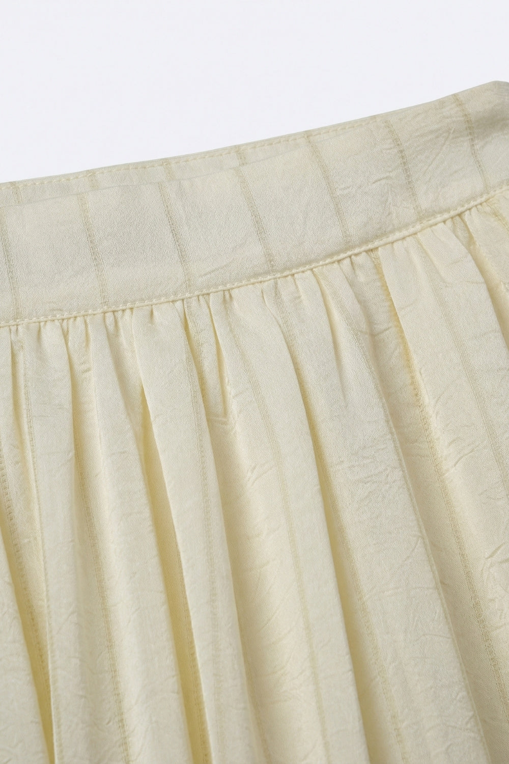 Calças de cintura alta em balão com textura de creme e punhos com botões