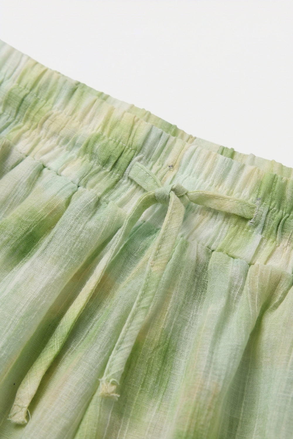 Short Bubble Tie-Dye com Cintura de Elástico e Cordão Ajustável na cor lima