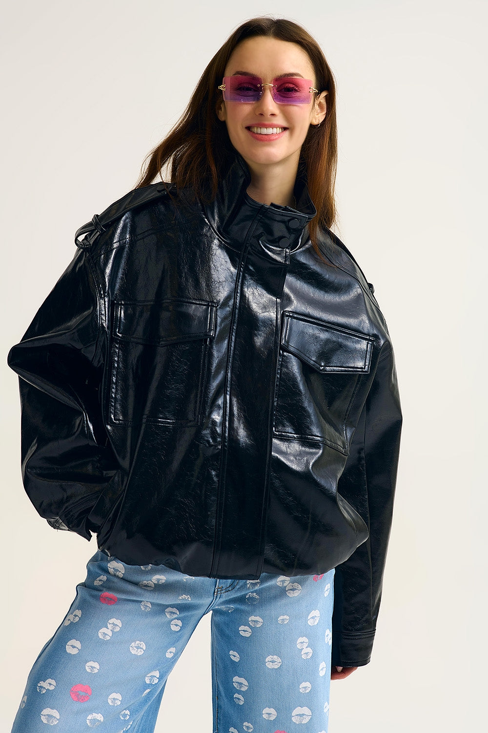 Casaco oversized em pele sintética brilhante em preto