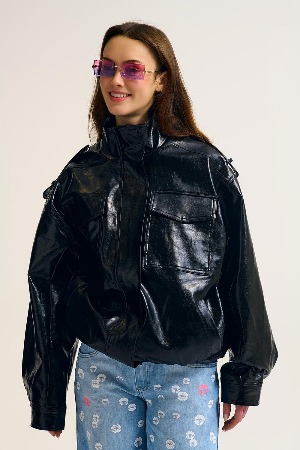 Casaco oversized em pele sintética brilhante em preto