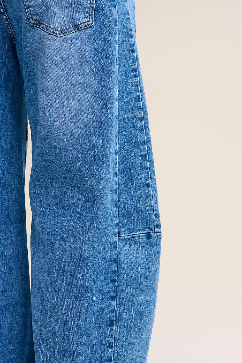 Calças de ganga de perna larga Barrel Blue Denim em lavagem clara