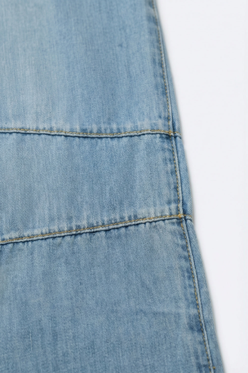 Jeans Barrel Lavagem Clara com Detalhe de Costura no Joelho