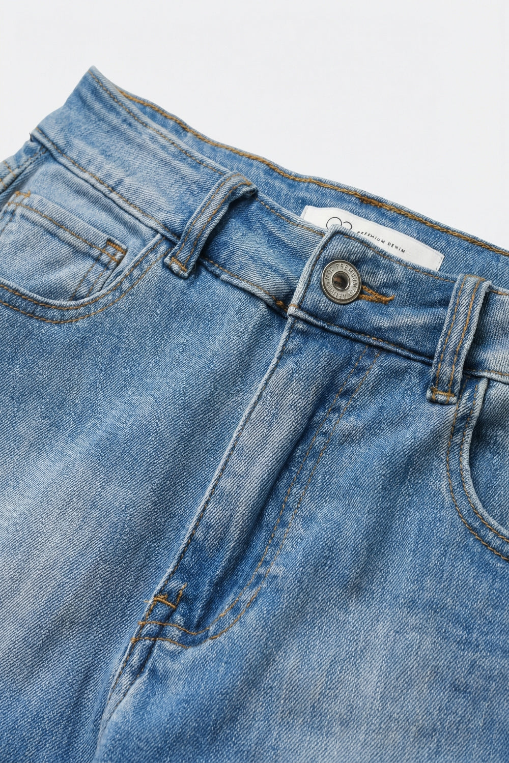Jeans Azul Mid Wash com Perna Reta no Estilo Mom Fit